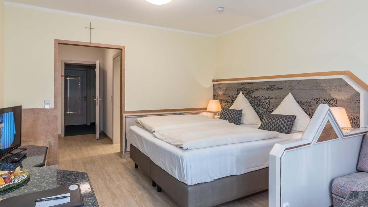 Hotel Am Schlosspark إيسمانينغ المظهر الخارجي الصورة